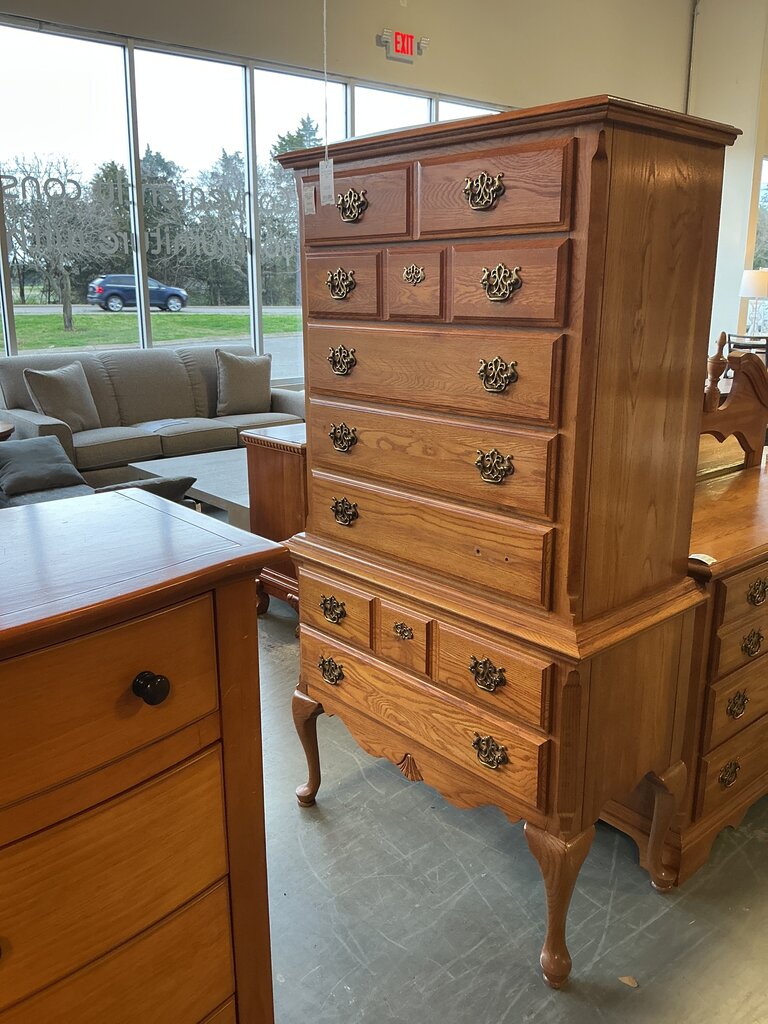 Kincaid Furniture Chest of Drawers (as-is handle)